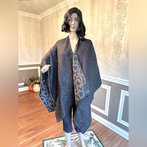 NWT!❄️Calvin Klein!☃️Shrug w/fringes!❄️One Size fits all/black/white - Picture 2 of 13